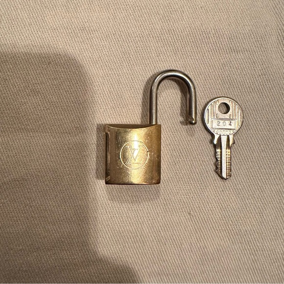 Vintage Two Toned Lock & Key #204 - Picture 3 of 4